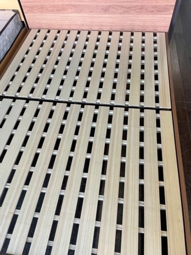 新品ダブルベッド！マットレス付き！ライト＆コンセント付