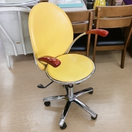 キャスター付き回転チェア✨デザインチェア✨目を引くイエロー✨中古品【こちらは店舗です。浜村鹿野温泉ICから3分 買取本舗 宮本リサイクル 営業時間９～１９時 定休日水曜のみ←連絡できませんm(_ _)m】