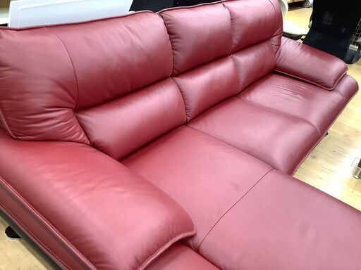 スタイリッシュなデザインが目を惹く、ニトリのレッドカウチソファーです!!