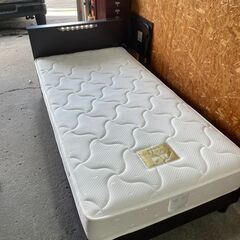 Q2601　シングルベッド　照明・コンセント付き