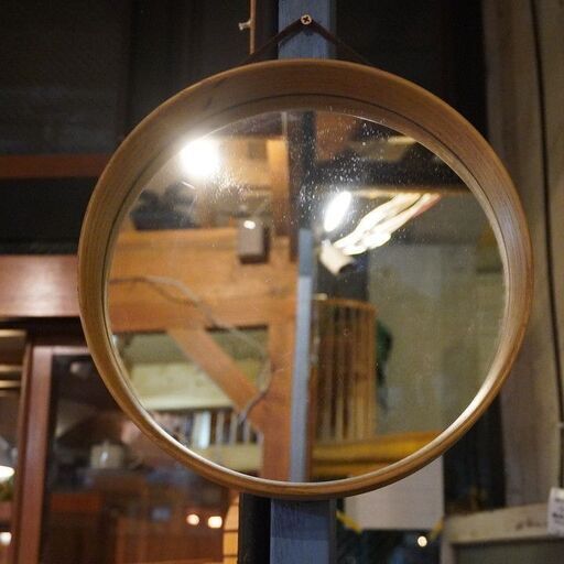 デンマークから入荷したオーク材を使用したウォールミラーです。トレー状の円形フレームが北欧家具らしいシンプルでモダンなデザインのヴィンテ