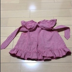 赤ちゃんのギンガムチェックの可愛いエプロン。の画像
