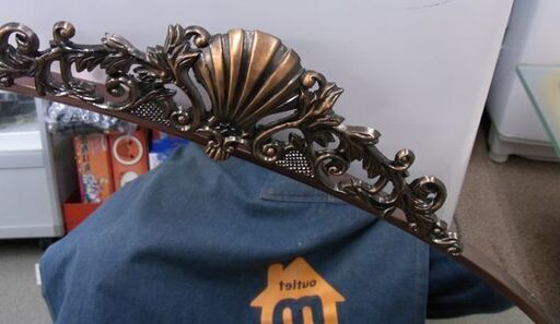 お値下げ！アンティーク調壁掛けミラー 鏡 金属フレーム 装飾付き 札幌市 西岡店 お値下げ！アンティーク調壁掛けミラー 鏡 売れ筋 金属フレーム 装飾