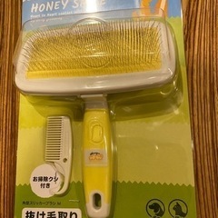 【ペットお手入れ用品】ブラシとノミダニ避け薬の画像