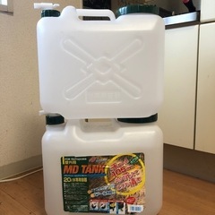 【貰ってください】20ℓコック付きポリタンク2個セットの画像
