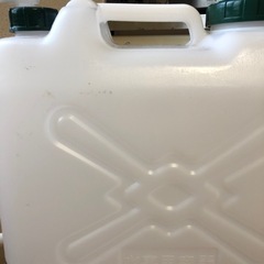 【貰ってください】20ℓコック付きポリタンク2個セットの画像