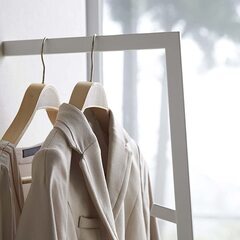 壁への立て掛け式コートハンガー 　山崎実業 　スリムでホワイトカラーの画像