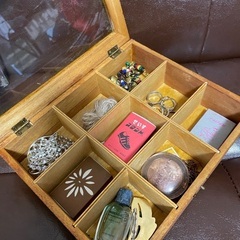 アンティークアクセサリー入れの画像
