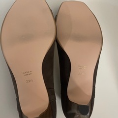 新品未使用　アカクラ　オープントゥパンプス　スエード　茶の画像