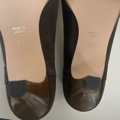 新品未使用　アカクラ　オープントゥパンプス　スエード　茶の画像