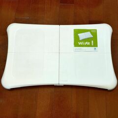 任天堂Wii本体とコントローラ、Wii Fit付きの画像