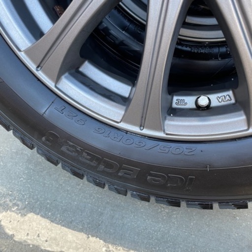 スタッドレスタイヤ　205/60R16