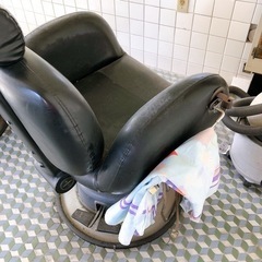 ジャンク品🌟理美容昇降椅子🌟バーバーチェア🌟コンセント入れましたが動きませんでした🌟ヒューズは試しておりませんが動かないかもしれません。重たい回転椅子として。。。【12月下旬で締め切ります】の画像