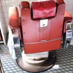 ジャンク品🌟理美容昇降椅子🌟バーバーチェア🌟動作は確認しておりません。座面に破けあり・現状で🌟重たい回転椅子、インテリアとして。。。 【12月下旬で締め切ります】の画像
