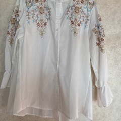花柄刺繍アンブレラスリーブブラウス