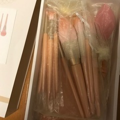 【新品未使用】【プロ化粧師推薦】メイクブラシ11本セット 人気 可愛い 硬すぎず柔らかすぎず 化粧ブラシ 化粧筆セット メイク道具 PU皮革のポーチ付 多機能 メイク用スポンジパフ付き (ピーチカラー)  の画像