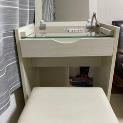 【無料！】ドレッサー&収納付き椅子の画像