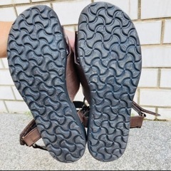 リベルタス レザー×エナメル ストラップ付ドレスサンダルの画像