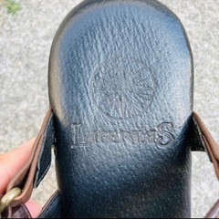 リベルタス レザー×エナメル ストラップ付ドレスサンダルの画像