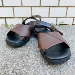 リベルタス レザー×エナメル ストラップ付ドレスサンダル