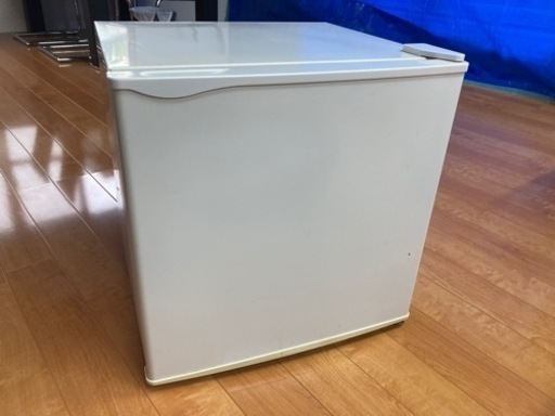 事務所や自分専用の冷蔵庫に、小型冷蔵庫です。