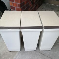 キャスター付きの３０Ｌのゴミ箱３台での画像