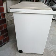 キャスター付きの３０Ｌのゴミ箱３台で