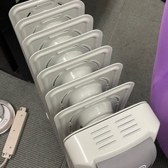 【状態綺麗目✨寒い⛄️季節はこれで暖まろう🔥🔥】デロンギオイルヒーター  H770812EFSN-GYの画像