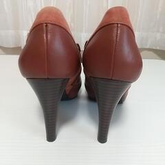 茶色パンプスの画像