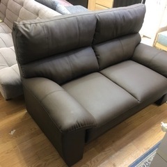 【リサイクルショップ八光　田上店　配達・設置OK】ブラウン　2人掛けソファの画像