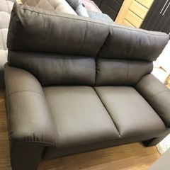 【リサイクルショップ八光　田上店　配達・設置OK】ブラウン　2人掛けソファの画像