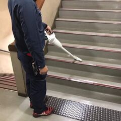 団地共用部の清掃スタッフの画像