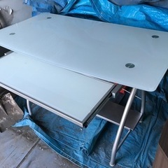 ガラス製パソコンデスクの画像