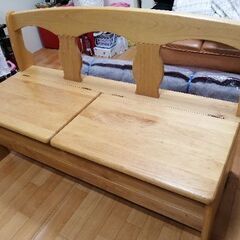 収納つき木製長椅子の画像