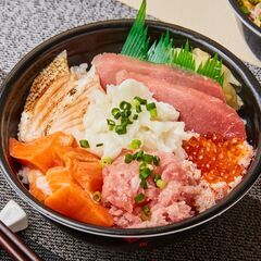 魚丼（海鮮丼テイクアウト専門店）追浜駅前に２０２２年４月オープン！！　オープニングスタッフ募集　(調理スタッフ：月6-7休、28万円～）の画像