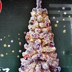☆ 未使用 鬼滅の刃 クリスマスツリー 90cm 直径56ｍｍの缶バッジ14個付き LEDライト ボールチェーン クリスマスセットツリー ホワイトツリー きめつ 札幌市 北20条店の画像