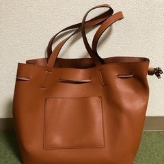 茶色のトートバッグ