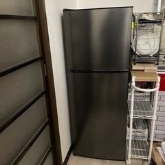 設置場所に合わせてドアを逆開き出来る2ドア冷凍/冷蔵庫