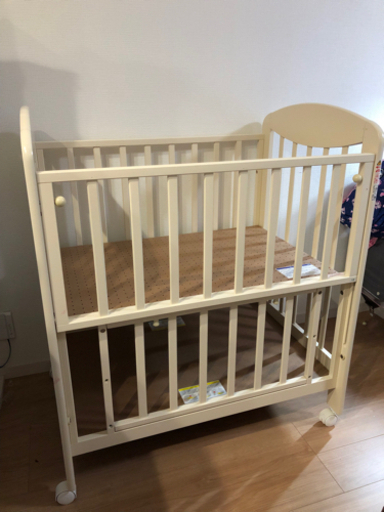 美品　美品　ミニサイズカトージ KATOJI ベビーベッド　ベビーベットガードと布団付