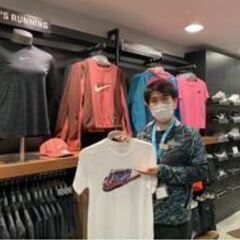 週4～OK★NIKE新宿小田急ハルク店★スポーツウェア販売♪東京メトロ丸ノ内線新宿駅徒歩3分 《20～30代女性スタッフ活躍中！》NIKE新宿小田急店で働くチャンスです！ NIKEのウェアも制服として支給しています♪スポーツウェア・アパレルの販売経験を活かして活躍★ 未経験歓迎♪経験者優遇！！の画像
