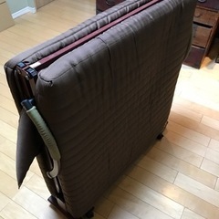 折り畳みベッドの画像