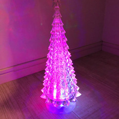 LEDで光るツリーの画像