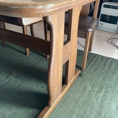 ダイニングテーブルの画像