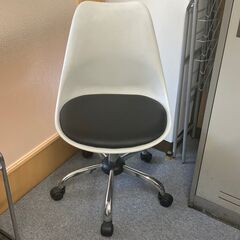 イス　樹脂製　（1脚）B