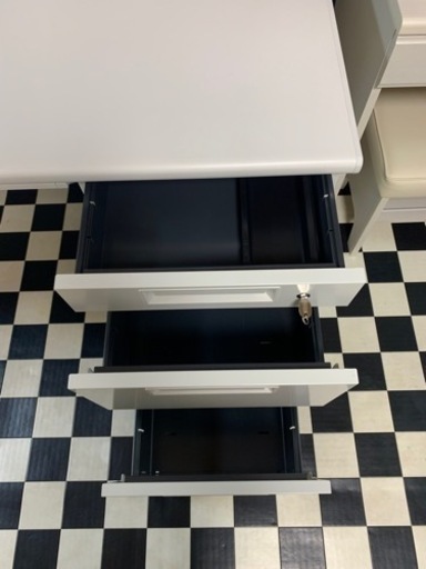 【リサイクルサービス八光　田上店　配達・設置OK】スチール事務机　鍵付きセット