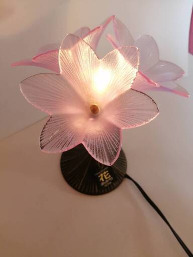 花型の淡いピンク　ナイトスタンド