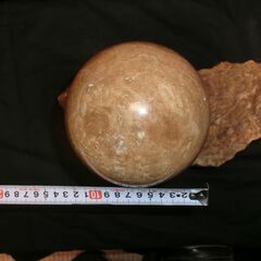 褐色の大理石　球体オブジェの画像