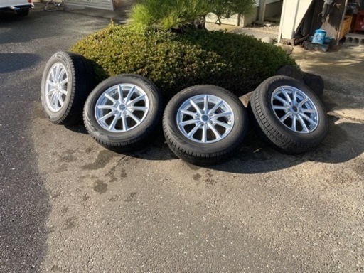 現在取引交渉中先約者あり！！昨年購入ブリヂストン、スタッドレス！！年末年始に向け大幅値引き！！タイヤ交換すぐ出来ます！！