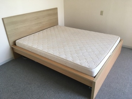 美品！クイーンサイズベッドフレーム+マットレス