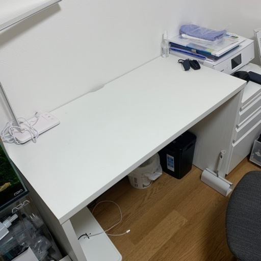 パソコンデスク　引越しに伴い引き取ってください。